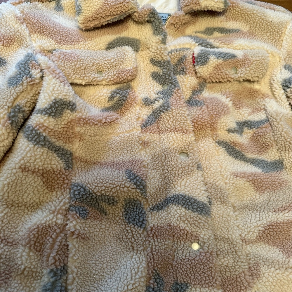 Levi's Camo Sherpa Oversize Trucker Jacket Size Medium NWOT - Picture 8 of 8